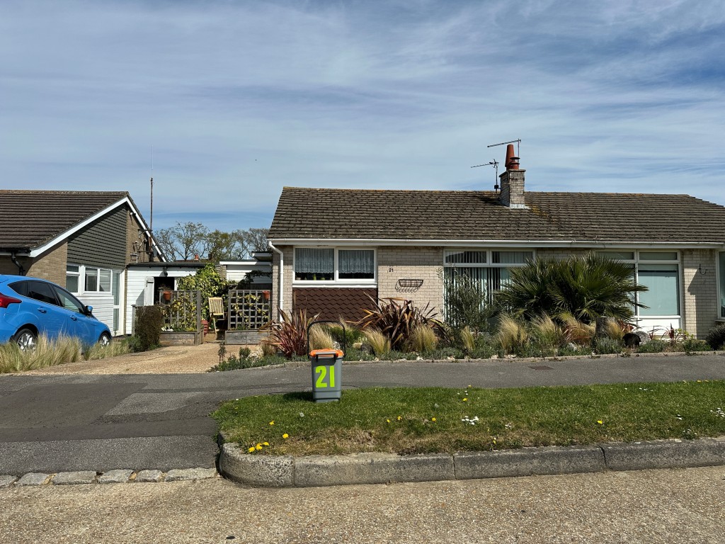 Lot: 1 - TWO-BEDROOM SEMI-DETACHED BUNGALOW WITH GARAGE AND GARDEN - External of semi detached property